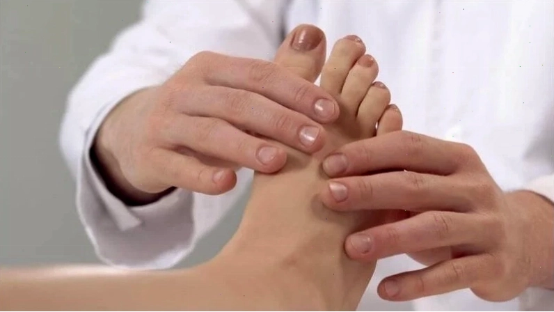 Tê bì ngón chân cái được chẩn đoán thông qua thăm khám
