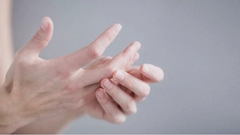 Tê bì ngón tay út cảnh báo nhiều bệnh lý