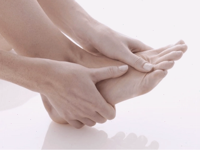 Tê buốt đầu ngón chân cảnh báo nhiều bệnh lý