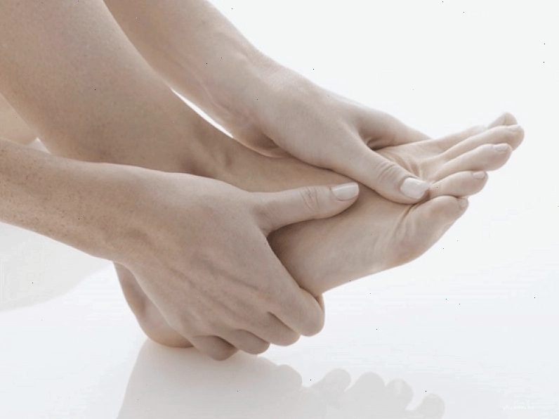 Tê buốt đầu ngón chân là biểu hiện của bệnh gì
