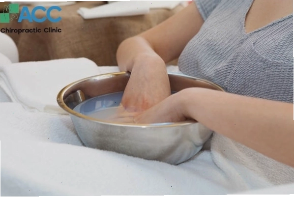 Tê đầu ngón tay là biểu hiện thường thấy khi ngủ dậy