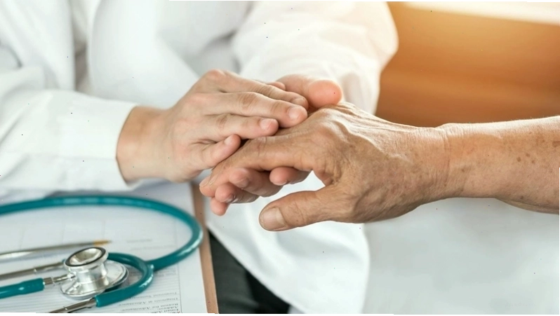 Tê đầu ngón tay là tình trạng phổ biến và là dấu hiệu của nhiều căn bệnh tiềm ẩn