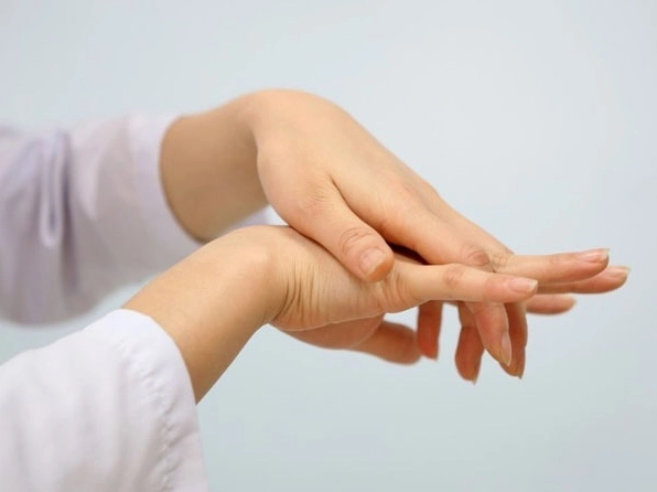 Tê đầu ngón tay ngón chân là bệnh gì và dấu hiệu cần cảnh giác