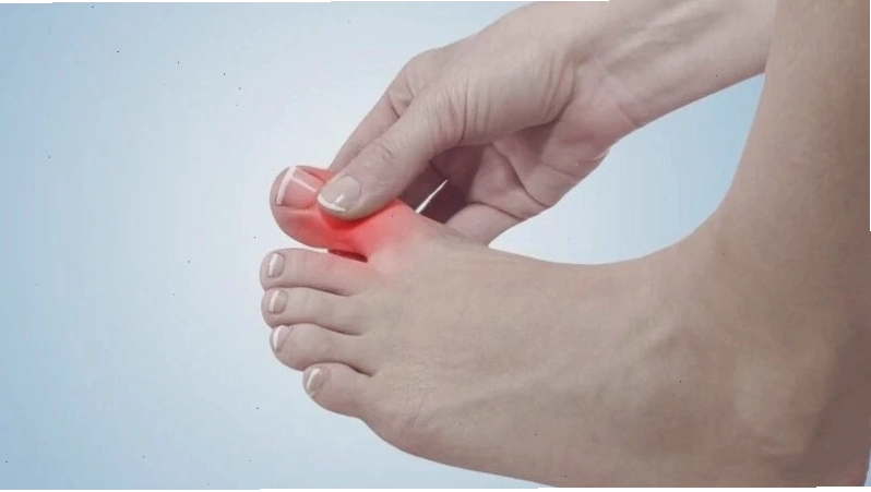 Tê ngón chân cái có thể đi kèm với cảm giác nóng rát hoặc đau nhói