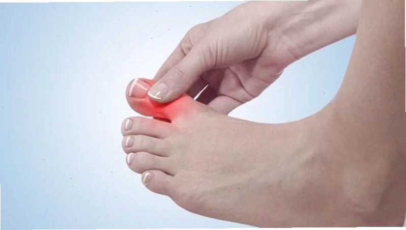 Tê ngón chân cái có thể đi kèm với cảm giác nóng rát hoặc đau nhói