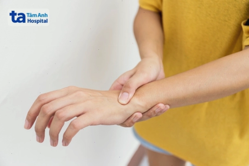 Tê tay phải cảnh báo nhiều bệnh lý