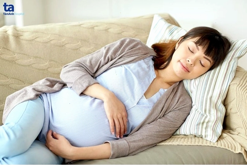 Thai phụ nghỉ ngơi hợp lý để giảm các triệu chứng tiền sản giật