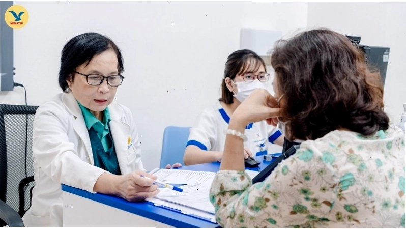 Thăm khám cùng bác sĩ chuyên khoa giúp chẩn đoán đúng nguyên nhân người lúc nóng lúc lạnh mệt mỏi nhưng không sốt