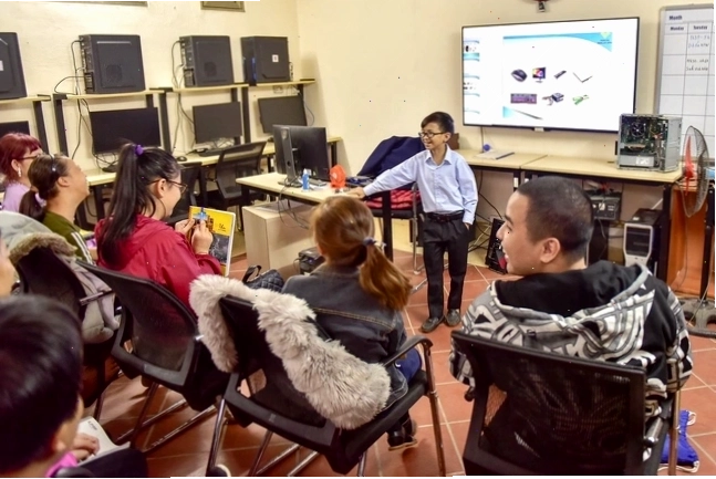Thầy giáo tí hon trong lớp học