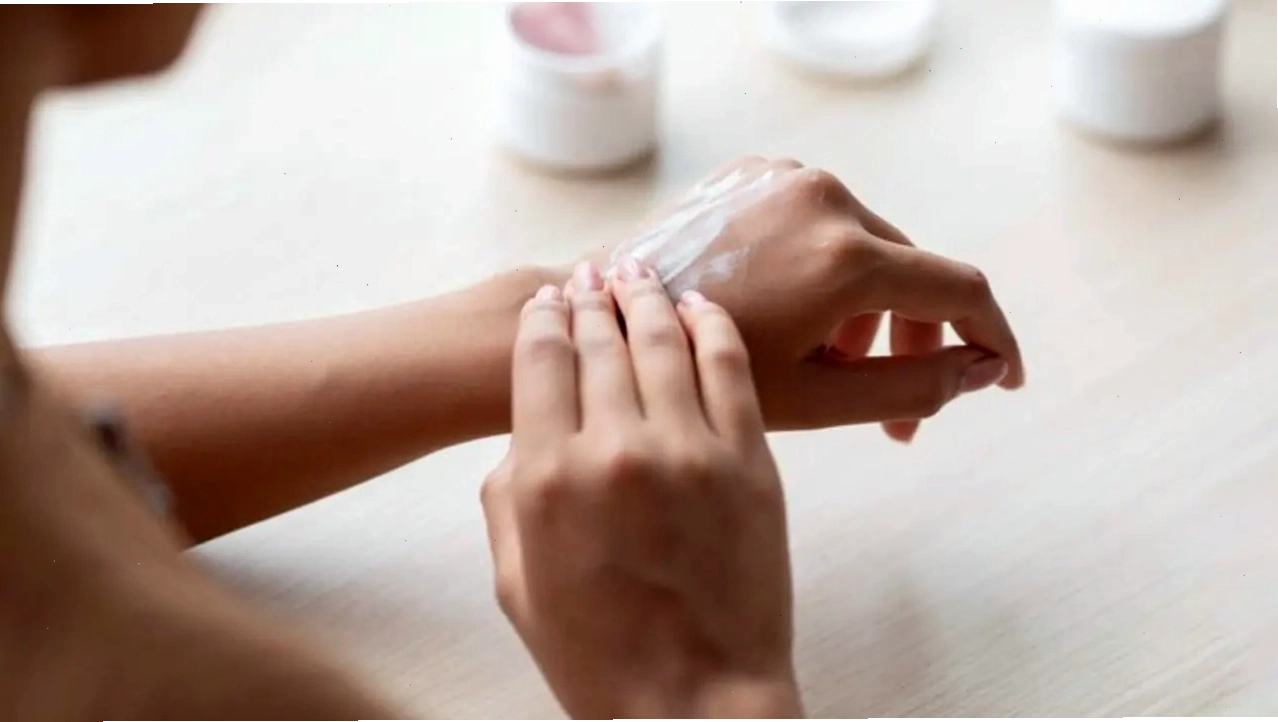 Thoa kem dưỡng ẩm để chăm sóc da