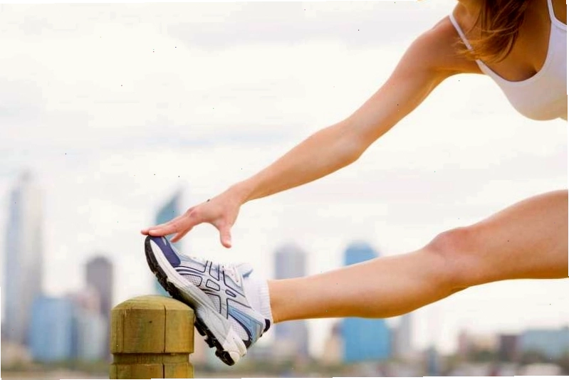 Thực hiện các bài tập kéo dãn cơ tại nhà để tăng cường sự dẻo dai cho cơ