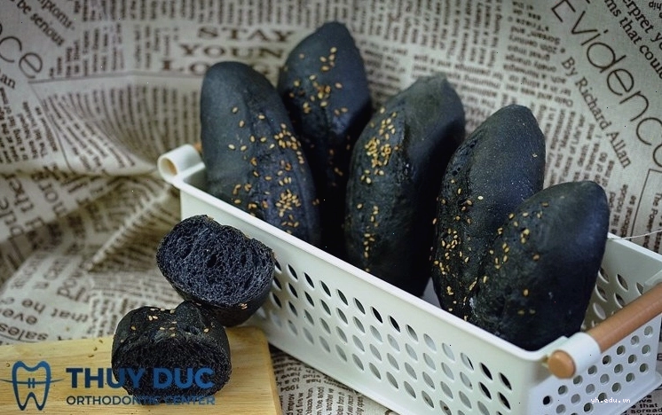 Thực phẩm có màu đen là một trong những nguyên nhân khiến lưỡi bị đổi màu tạm thời