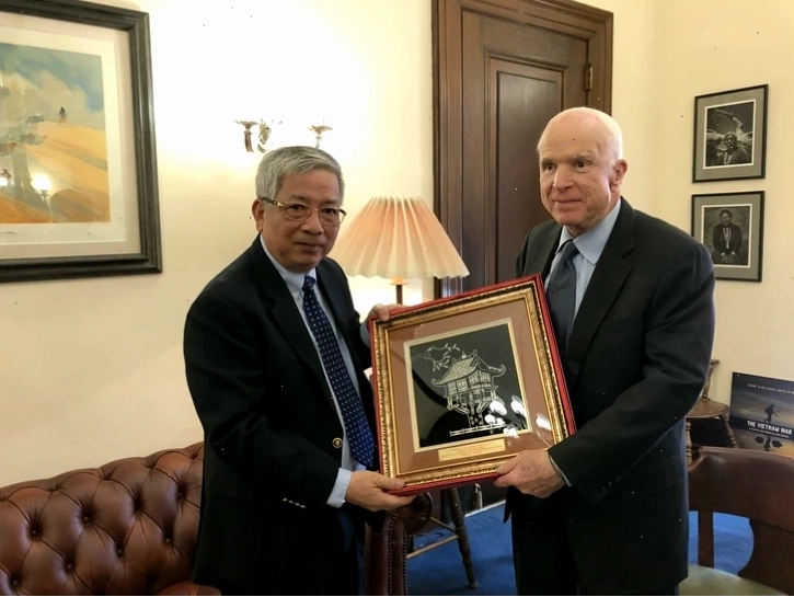 Thượng tướng Nguyễn Chí Vịnh tặng quà lưu niệm tại Washington năm 2017