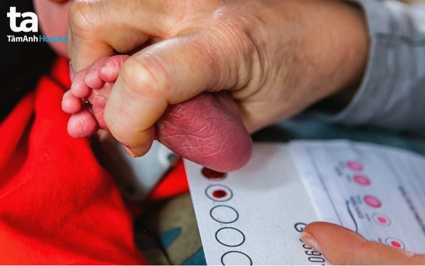 Tìm hiểu khái niệm cơ bản về lấy máu gót chân là gì cho trẻ sơ sinh
