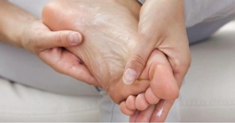 Tình trạng lột da tay chân