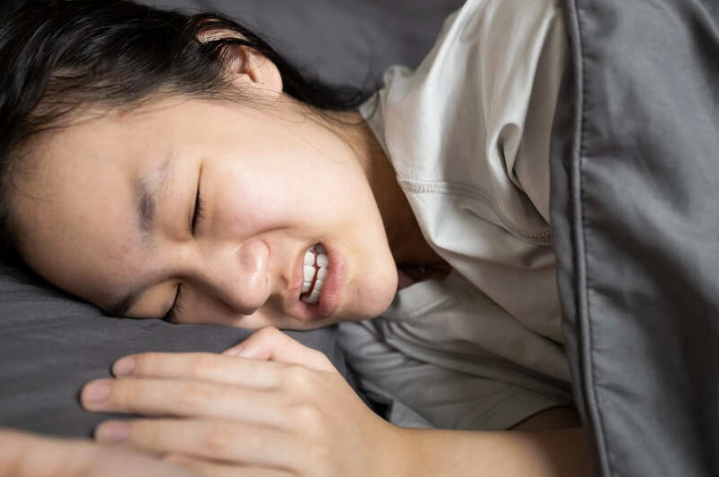 Tối ngủ nghiến răng là bệnh gì và những hệ lụy sức khỏe tiềm ẩn
