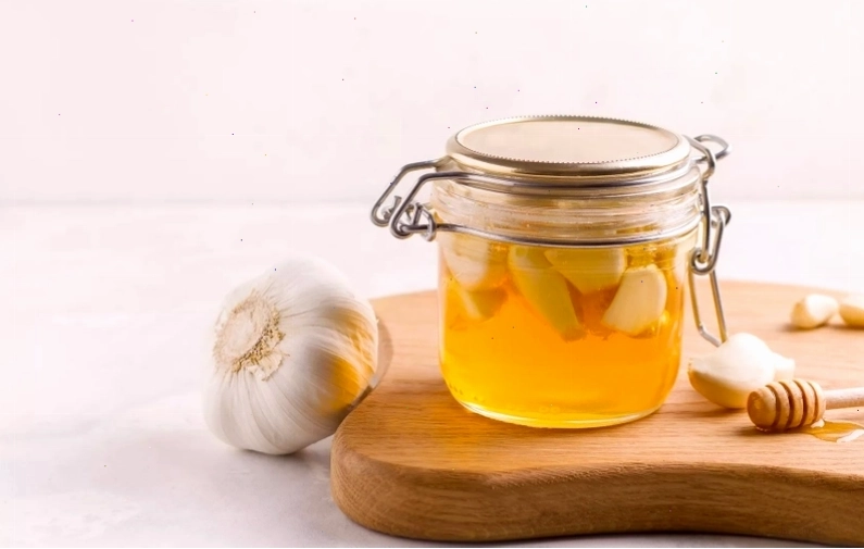 Tỏi tươi được chuẩn bị để ngâm mật ong