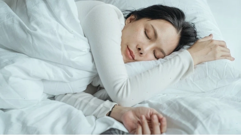 Tránh xa điện thoại và duy trì lịch ngủ ổn định để cải thiện giấc ngủ