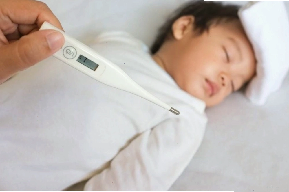 Trẻ bị sốt do bệnh tay chân miệng