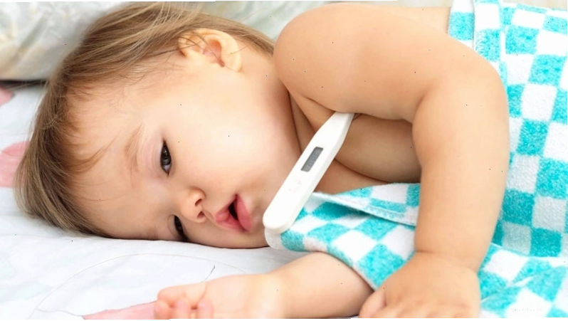 Trẻ có thể bị sốt sau khi tiêm phòng và cần được theo dõi