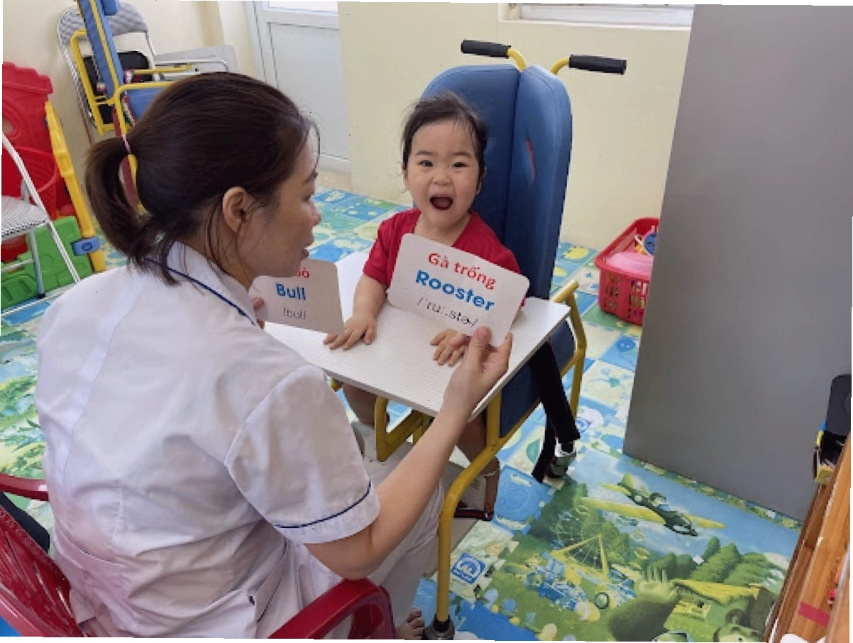 Trẻ được bác sĩ hướng dẫn trị liệu ngôn ngữ tại cơ sở y tế