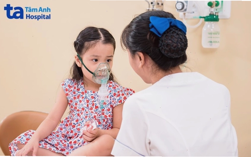 Trẻ được điều trị bằng phương pháp thở oxy
