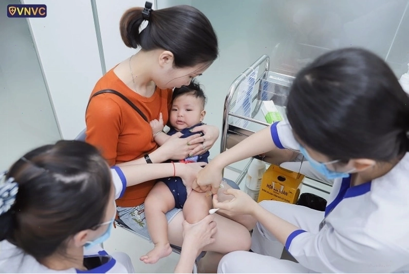 Trẻ em sau khi tiêm chủng được theo dõi sức khỏe tại chỗ