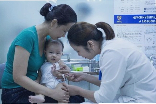 Trẻ nhỏ đang được tiêm phòng vắc xin tại trung tâm tiêm chủng