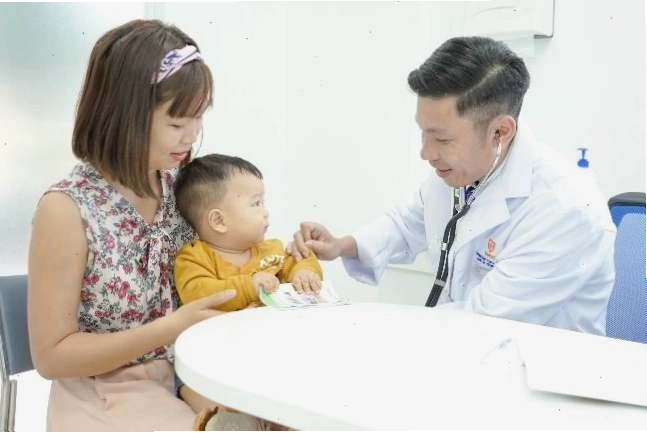 Trẻ nhỏ đang tiêm ngừa vắc xin 5 trong 1 để đảm bảo sức khỏe