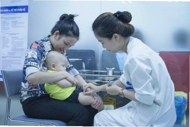 Trẻ nhỏ được phụ huynh đưa đi tiêm phòng vắc xin 5 trong 1 để bảo vệ sức khỏe