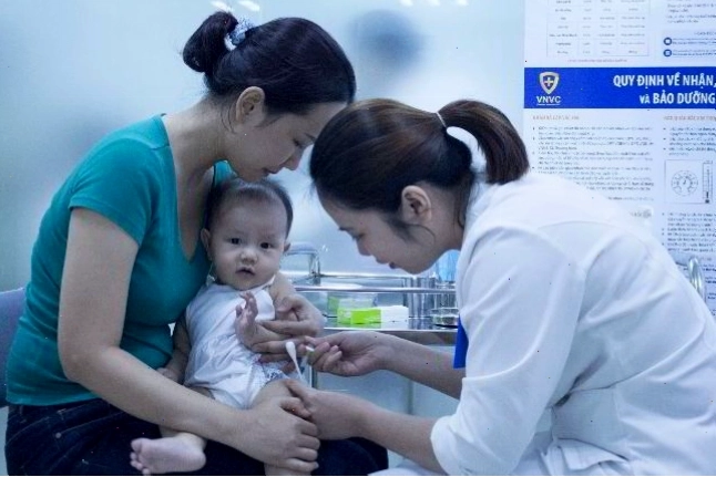 Trẻ nhỏ tiêm phòng tại trung tâm