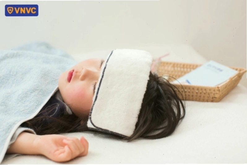 trẻ sốt trên 38 độ