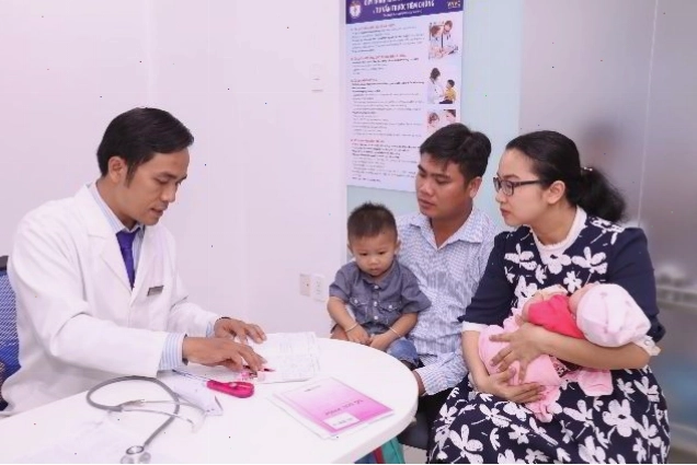 Trẻ thực hiện khám sàng lọc trước khi tiêm vắc xin 5 trong 1 tại phòng khám