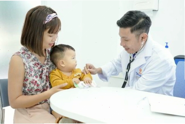 Trẻ tiêm ngừa vắc xin 5 trong 1