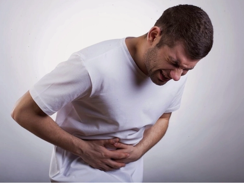 Triệu chứng của viêm loét dạ dày bao gồm đau bụng, đầy hơi, đi ngoài nhiều lần