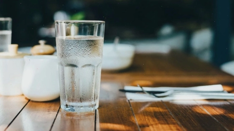 Uống đủ nước giúp duy trì độ ẩm cho môi