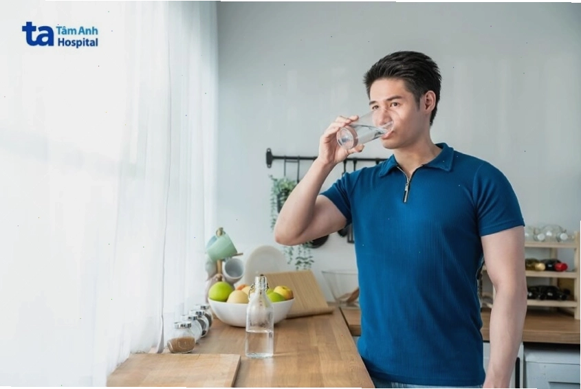 Uống đủ nước giúp giảm chóng mặt