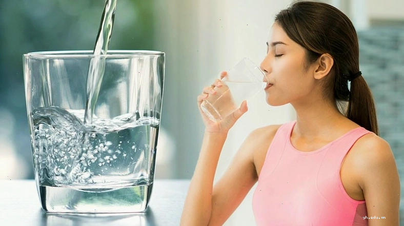 Uống đủ nước mỗi ngày để cơ thể khỏe mạnh