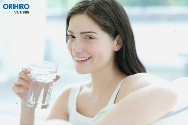Uống nước giúp tăng độ đàn hồi da