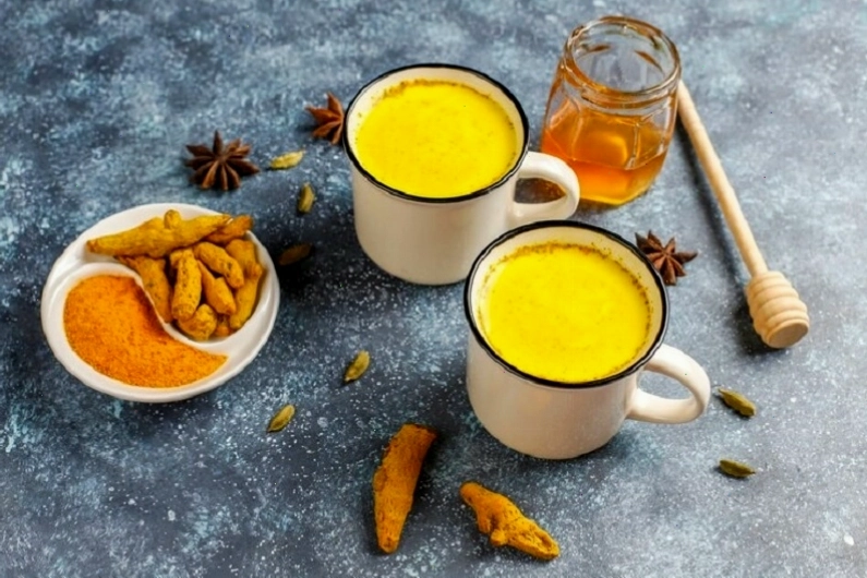 Uống tinh bột nghệ mật ong vào buổi sáng giúp tạo ra lớp màng bảo vệ niêm mạc của dạ dày
