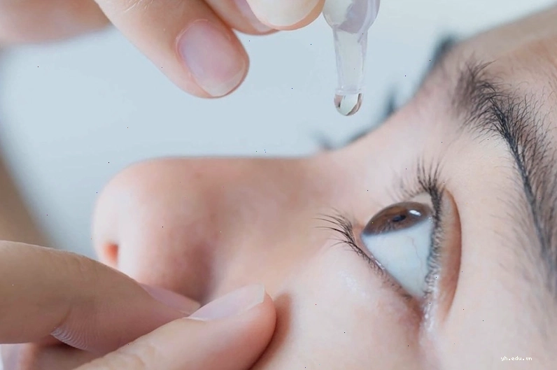 Vệ sinh mắt bằng nước muối sinh lý