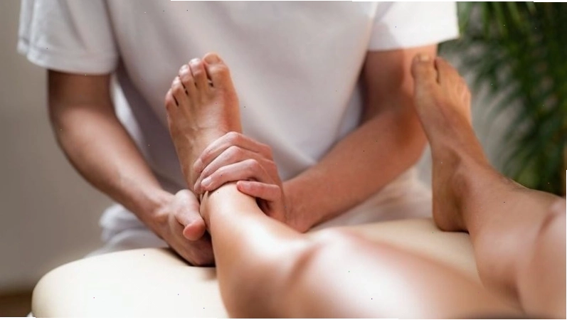 Xoa bóp chân cũng là một biện pháp giảm phù chân
