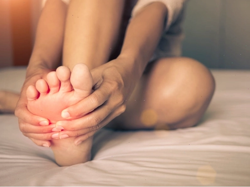 Xoa bóp nhẹ nhàng vùng bị chuột rút giúp cải thiện lưu thông máu